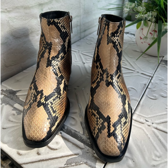 Aquatalia
Faelynn Snakeskin-Embossed Leather Ankle Boots women size 6.5 new - Picture 7 of 16